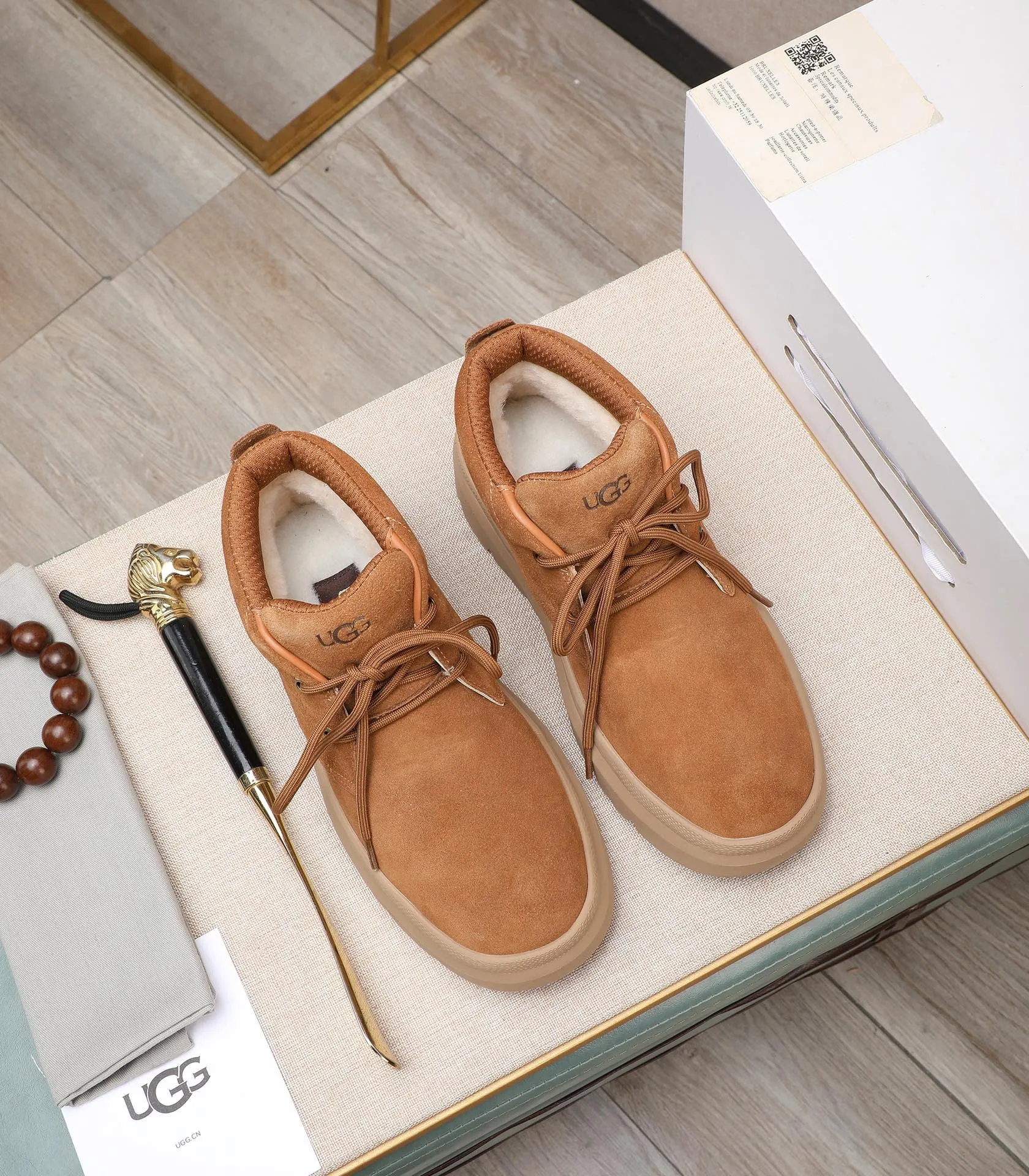 Men's shoes 💰620 Please note the quality of the original order and compare the thickness of the wool 🏮🏮 Popular UGG from Australia's warm luxury brand men's shoes, the official website is synchronized, Beckham men's style..., made of imported top-layer waxed cowhide, waxed toe cap, Australian genuine wool velvet lining Carefully sewn...Imported rubber Martin boots outsole (comfortable, soft and wear-resistant). I really like the quality..Exquisite workmanship. You can't put it down at first sight. Size 39-44